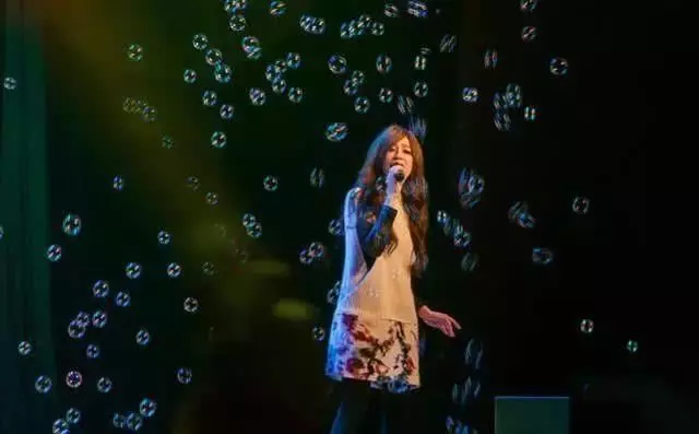 怕演唱會粉絲要簽名,他請了15名保鏢,結果現場去了7個觀眾!