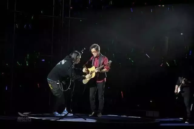 怕演唱會粉絲要簽名,他請了15名保鏢,結果現場去了7個觀眾!