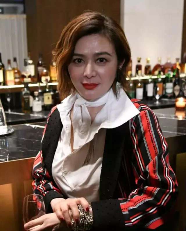 56歲關之琳近照曝光,儀態端莊,但小腿引起了網友的注意力!