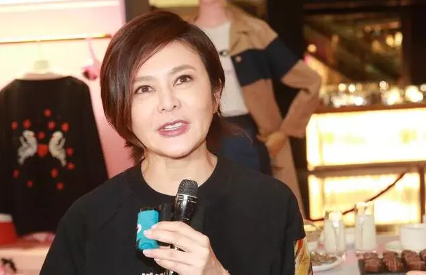 56歲關之琳近照曝光,儀態端莊,但小腿引起了網友的注意力!