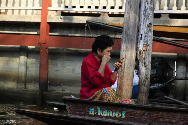 妯娌坐月子我去看望,進門聽到她跟婆婆說的話,我悄悄塞給她兩萬