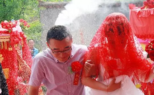 小姑子結婚我準備一萬紅包,公婆上門說件事,我決定分文不給