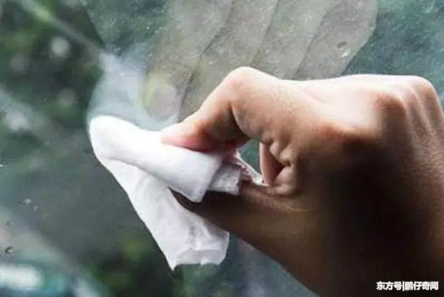 不要再傻傻的開暖風了,老司機教你一招,車窗輕鬆除霧,是真的!