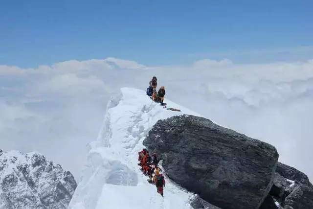 珠穆朗瑪峰的頂峰畫面,就知道地球確實是圓的