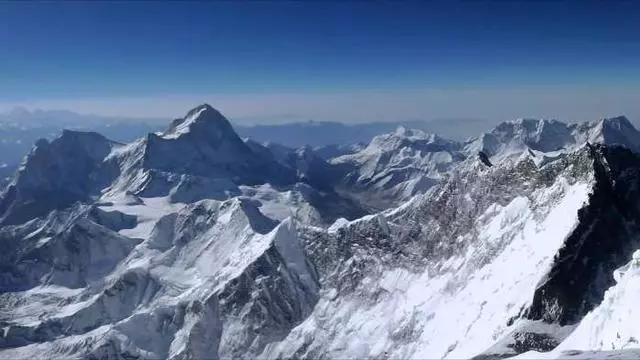 珠穆朗瑪峰的頂峰畫面,就知道地球確實是圓的
