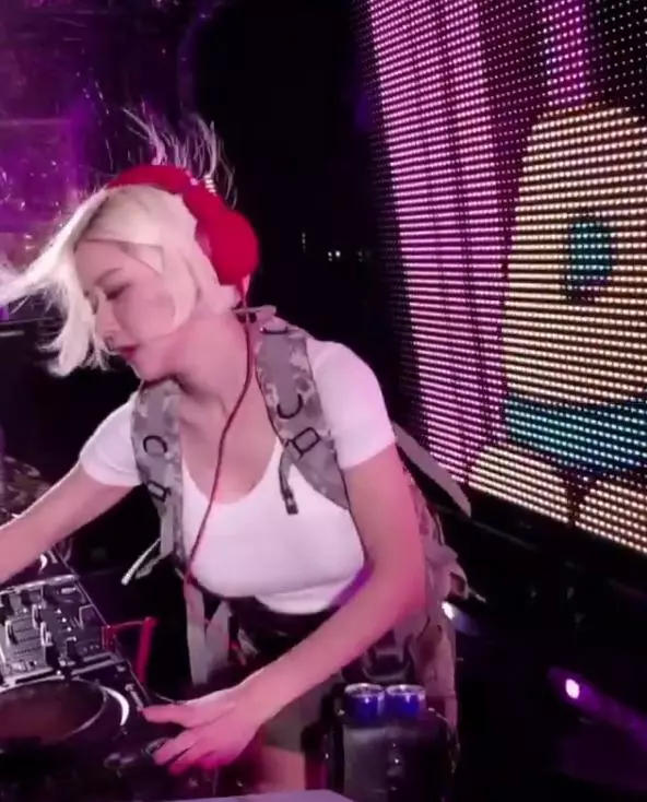 DJ SODA刷碟太誇張!在台上直接「邊刷邊脫衣」一次四件丟光…觀眾嗨爆