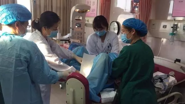 妻子難產,老公跪求保大人,生下兒子,醫生指指丈夫手,含淚離婚