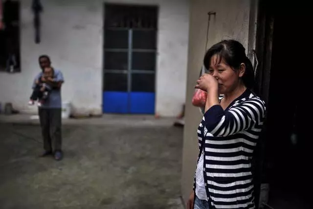 妻子難產,老公跪求保大人,生下兒子,醫生指指丈夫手,含淚離婚
