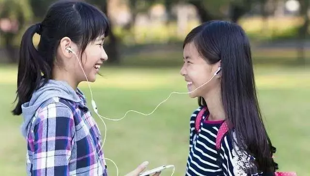 房子拆遷婆婆分我五十萬,隨後娘家打來電話,我立馬把卡還給婆婆