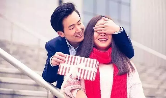 房子拆遷婆婆分我五十萬,隨後娘家打來電話,我立馬把卡還給婆婆