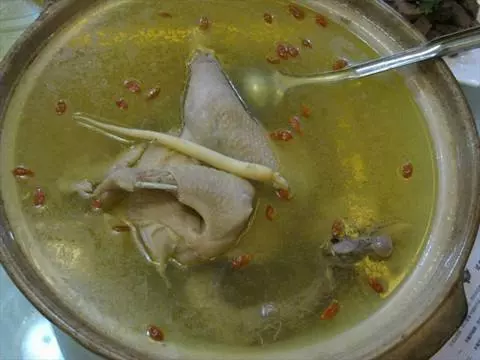 兒媳小產,兒子熬一鍋雞湯,母親嫉妒一口氣喝完,瞥見鍋底,蒙了