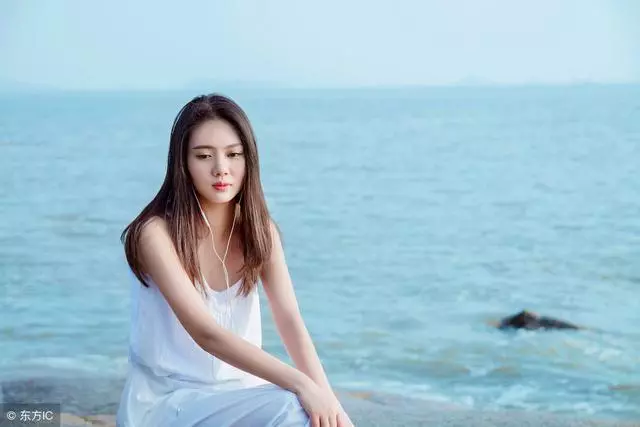 離婚三年前妻沒改嫁,我帶漂亮女友去炫耀,打開門我狂扇女友嘴巴