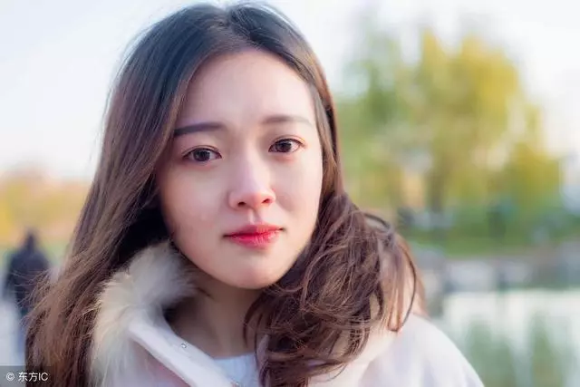 離婚三年前妻沒改嫁,我帶漂亮女友去炫耀,打開門我狂扇女友嘴巴