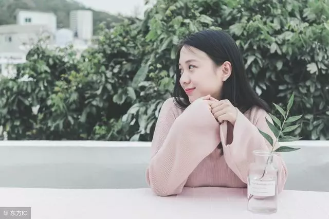 離婚三年前妻沒改嫁,我帶漂亮女友去炫耀,打開門我狂扇女友嘴巴