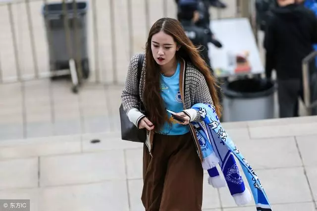 我結婚母親偷給十萬,兩年後母親去世,回家收拾衣物,我怒砸娘家