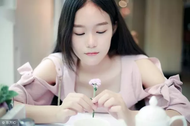 我結婚母親偷給十萬,兩年後母親去世,回家收拾衣物,我怒砸娘家