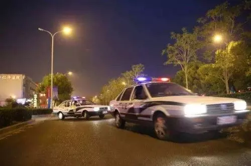 新婚夜女子給丈夫脫衣準備睡覺,抱著丈夫瞥眼後背,她卻報了警