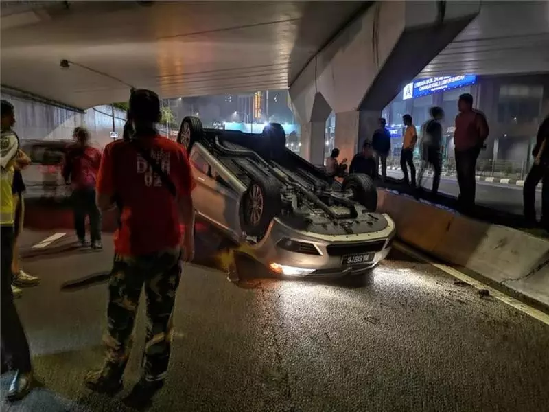 Jalan Raja Chulan 發生了一起交通意外,當有人想去將傷者救出的時候,既然被一班馬來人阻擋!