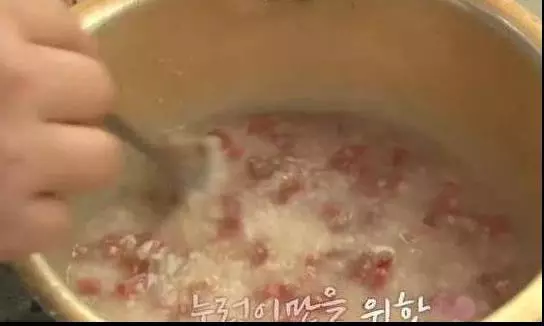 狗狗任憑風吹雨打,每天堅持守候在海邊,這一切背後都是為等老主人!