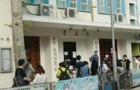 藍潔瑛追悼會後一片狼藉,鮮花被搶來售賣,名貴禮盒被搶走!