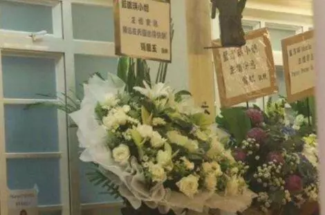 藍潔瑛追悼會後一片狼藉,鮮花被搶來售賣,名貴禮盒被搶走!
