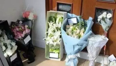 藍潔瑛追悼會後一片狼藉,鮮花被搶來售賣,名貴禮盒被搶走!