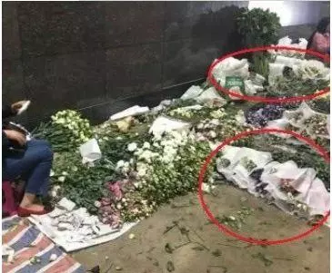 藍潔瑛追悼會後一片狼藉,鮮花被搶來售賣,名貴禮盒被搶走!