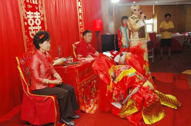 嫁給有錢丈夫,離婚時連結婚買的衣服也不讓帶!慶幸自己沒生孩子