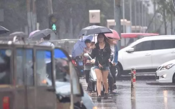 結婚娘給我陪嫁房子,新婚夜我冒雨回娘家,隔天老公哭著求我回去