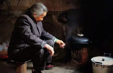 新婚夜家婆發燒,兒媳冒雨買藥,在樓下瞥了一眼陽台,她逃回娘家