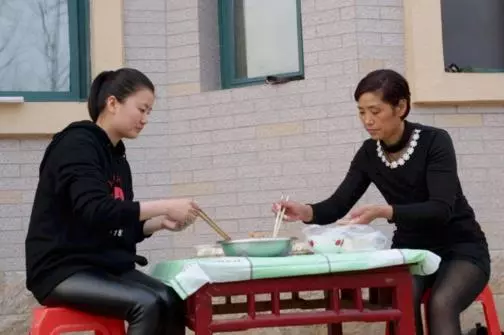 「姑子,回娘家帶一筐臭雞蛋,換走婆婆一萬元」「嫂,我媽樂意」