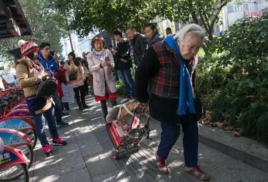 去有錢女婿家住,女婿端出一盤剩菜,女兒的話我狠狠扇自己一巴掌