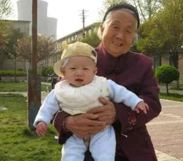「兒媳婦,你不上班就帶一個孩子,天天喊累」「婆婆,那你來」