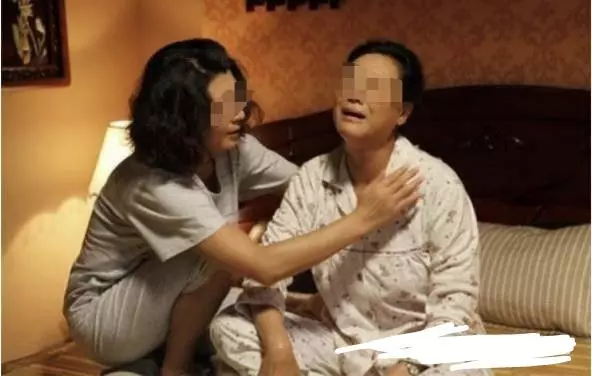 老公去世後,俺總說房間有笑聲,婆婆罵有病,打開衣櫃蒙住