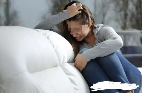 老公去世後,俺總說房間有笑聲,婆婆罵有病,打開衣櫃蒙住