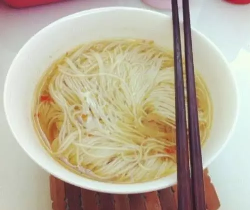 我生女妯娌生兒,婆婆給她燉雞,給我碗白面,吃完看見碗底我樂了