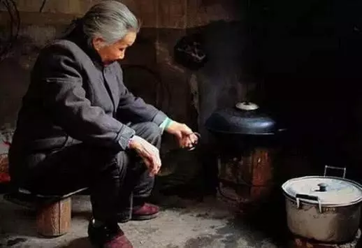我生女妯娌生兒,婆婆給她燉雞,給我碗白面,吃完看見碗底我樂了