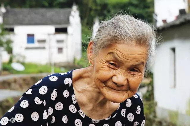 婆婆生病住院,我忙前忙後照顧一個星期,不及妯娌送來的一箱泡麵