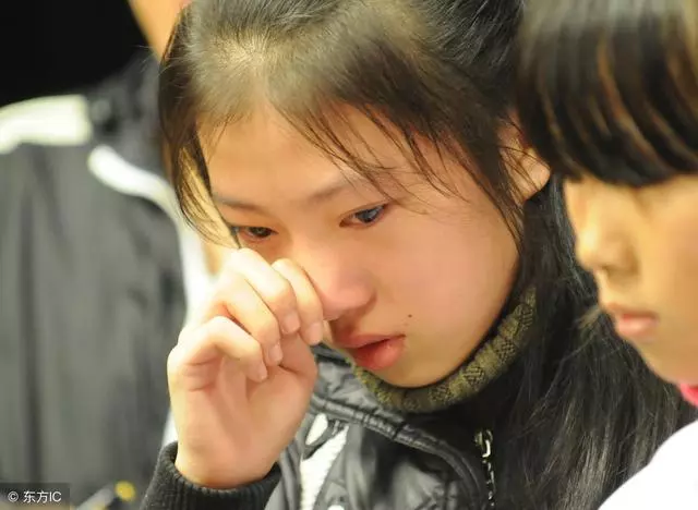 妹妹結婚繼母陪嫁10萬,我結婚繼母給個紅布包,打開後我淚流滿