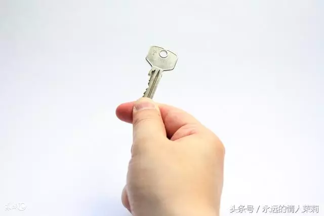 小叔子新婚我隨禮五千塊,他笑著收下,半年後還我把門鑰匙!