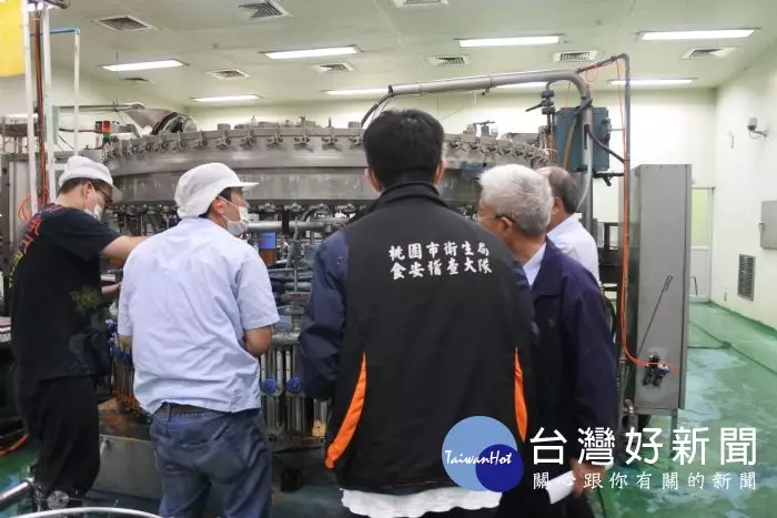 蘋果西打疑變質 桃衛生局稽查大西洋公司進行產品抽驗