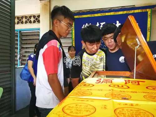 獨中生失控撞入溝渠,釀成1死3傷悲劇。意外原因太悲了..