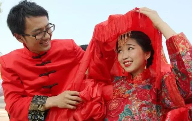 妻子娘家陪嫁二十萬,婆婆新婚夜沒收,看到房產證名字,妻子愣了