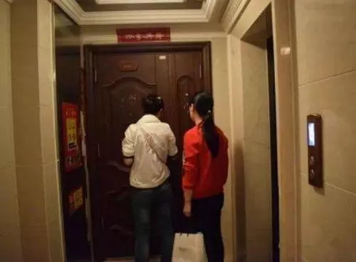 妻子回國待產,婆婆機場迎接,跟婆婆回家推門一瞧,妻子攤在地