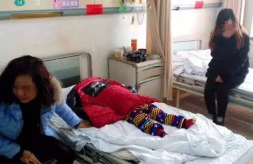 兒子去世前一次次讓爸爸檢查作業,死後爸在靈堂燒作業,精神錯亂