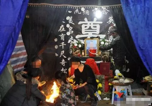 兒子去世前一次次讓爸爸檢查作業,死後爸在靈堂燒作業,精神錯亂