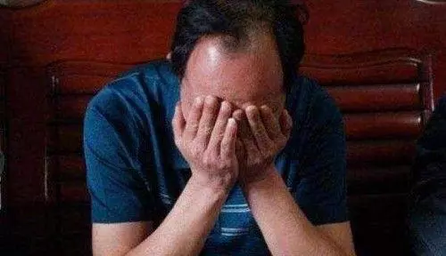 兒子去世前一次次讓爸爸檢查作業,死後爸在靈堂燒作業,精神錯亂