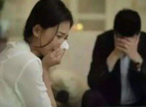 兒子去世前一次次讓爸爸檢查作業,死後爸在靈堂燒作業,精神錯亂