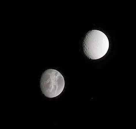 為啥地球只有月亮一顆衛星?若有兩個月亮會怎樣?地球生物或滅絕