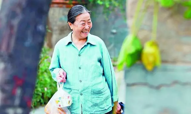 兒子倒插門,媽媽進城看望,親家母送她袋舊衣服,回家打開後蒙了